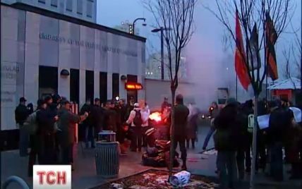 Оппоненты Майдана пикетировали посольство США и сожгли портрет Виктории Нуланд