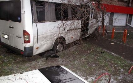В центре Киева такси врезалось в полную маршрутку и выбросило ее на тротуар
