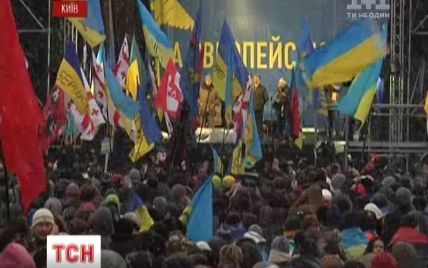 На Євромайдані почали прикрашати ялинки і чекають на завтрашній Марш мільйону