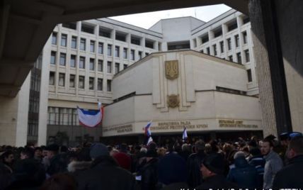 У Криму озброєні протестувальники почали пускати депутатів у парламент - ЗМІ