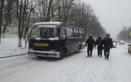 Міліція взялася за блокування мітингувальниками автобусів з силовиками у Василькові