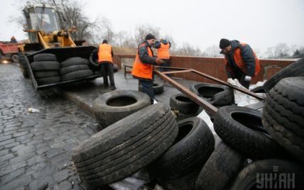 Шины с Майдана вывезут на свалки и утилизируют