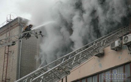 На Подолі в Києві загорівся офісний центр: вогонь з палаючого даху загрожував сусіднім будівлям