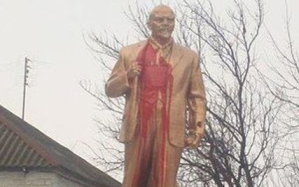 В Борисполе неизвестные облили краской памятник Ленину