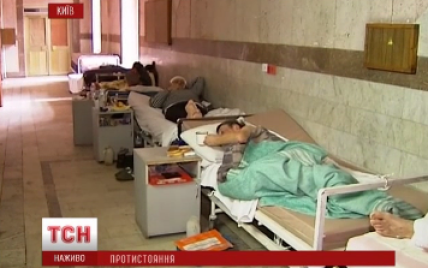 В киевской больнице не хватает мест для раненых на Майдане - люди массово лежат в коридорах