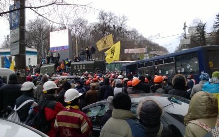 Міліцейські автобуси перекрили дорогу до Ради учасникам Автомайдану