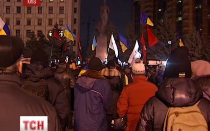 Ночевка на Евромайдане: несколько тысяч людей мерзнут в теплой компании