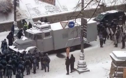 В сети появилось новое видео издевательств над голым казаком-активистом