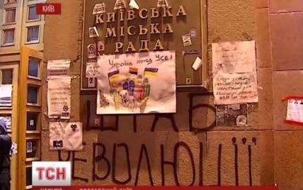 На Майдане неизвестные в масках палками избили милиционеров - МВД