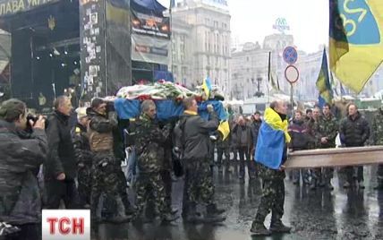 У Києві під вигуки "Герої не вмирають!" прощалися із сотником Майдану