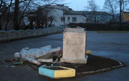 Очередной памятник Ленину повалили на Житомирщине
