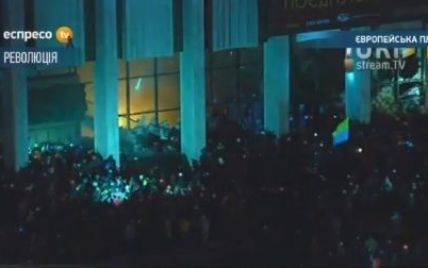 Митингующие штурмуют Украинский дом