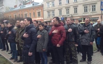 В Ровно пикетируют воинскую часть, а во Львове пытаются захватить здание МВД