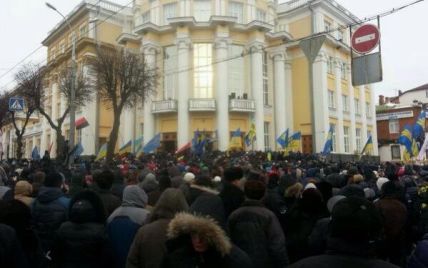Активисты штурмуют Винницкий облсовет: в здании газ и взрывы