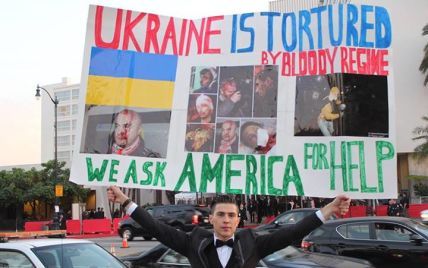Скандальный Виталий Седюк пришел на "Золотой глобус" с изображением избитых украинцев