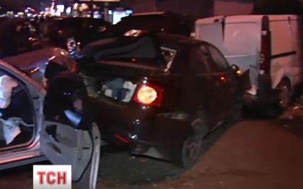 В Киеве парень на спортивном "Лексусе" впечатал припаркованные авто в киоск