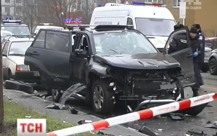 В милиции взрыв внедорожника в Киеве рассматривают как "умышленное уничтожение имущества"