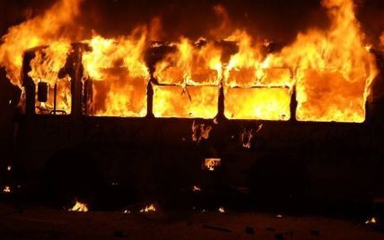 В правительственном квартале сожгли еще один автобус силовиков