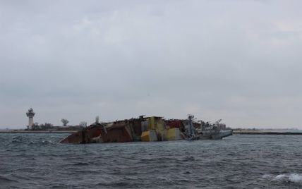 Российские военные затопили еще одно свое судно, чтобы блокировать украинские корабли