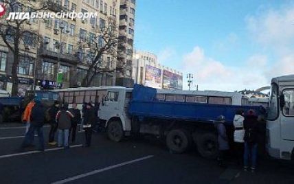 Евромайдан "отрезали" от Европейской площади грузовиками и автобусами