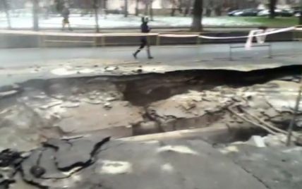 Прорыв теплосети в Киеве: вода и куски асфальта долетали до седьмого этажа