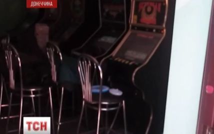 На Донеччині міліція охороняє Леніна, не звертаючи уваги на гральні автомати по сусідству