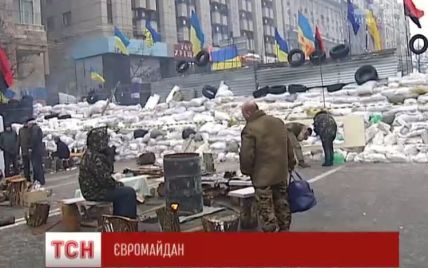 В центре Киева произошла стычка из-за попытки разобрать баррикады возле ЦУМа