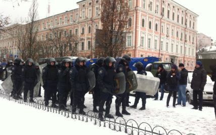 Піша колона силовиків рухається з Михайлівської площі на Майдан