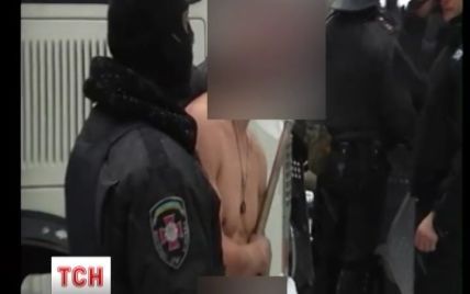 Милиция проверяет информацию относительно издевательств силовиков над голым активистом