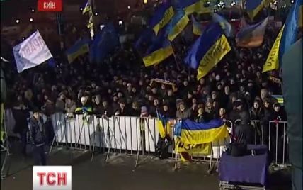 С Евромайдана колонна людей двинулась пикетировать ЦИК из-за "проблемных" выборов