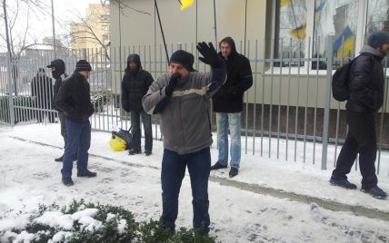 "Титушки", которых активисты вытеснили из Мариинского парка, разбрелись по Киеву