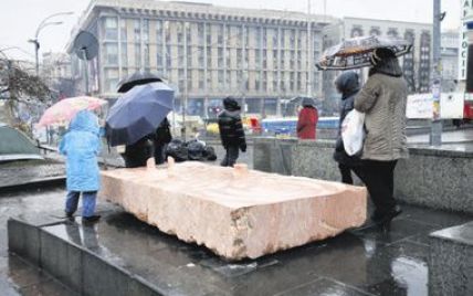 В центре Киева француз установил скульптуру "Новая Украина"