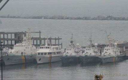 Российские буксиры заблокировали корабли ВМС Украины под Севастополем