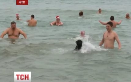 В Крыму в первый день года открыли купальный сезон