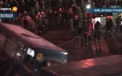 Возле стадиона "Динамо" протестующие оттянули автобус, которым прикрывались силовики