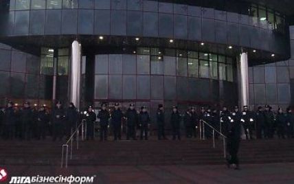 Правоохранители уже окружили здание, где сегодня пройдет выездное заседание Киевсовета