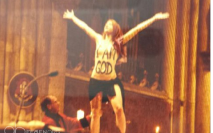 Голая девушка из Femen вылезла на алтарь во время рождественской мессы в Кельне