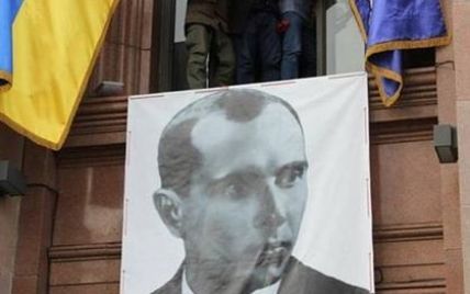 Біля входу в КМДА євромайданівці вивісили величезний портрет Бандери