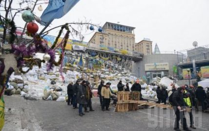 Майданівці побудували нову лінію барикад на Інститутській