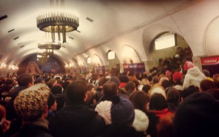 Станція метро "Майдан Незалежності" досі не працює на вихід, сотні людей стоять у тисняві