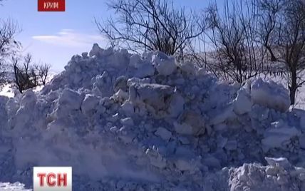 У Криму мешканці понад сотні сіл провели у сніговій блокаді і без світла майже тиждень