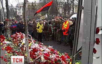 У Києві для вшанування памʼяті "Небесної сотні" люди на Євромайдані стали на коліна