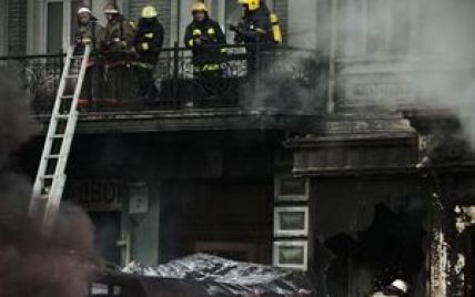 Из горящего дома на Грушевского спасатели под крики "Молодцы!" на руках вынесли женщину