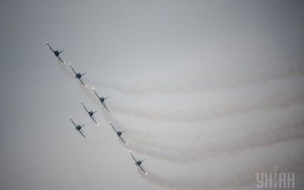 Над Майданом пролетели военные реактивные самолеты