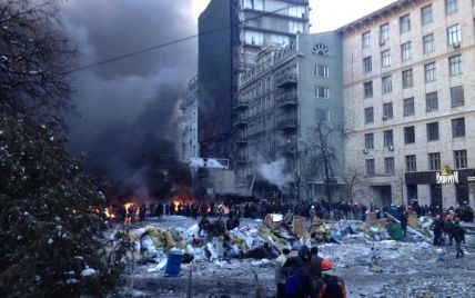 На улице Грушевского загорелось здание