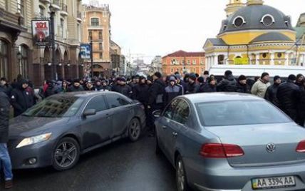 Автомайдановцы жалуются, что по дороге в Межигорье их машины заблокировали титушки