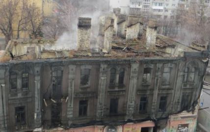 В Киеве на Подоле третий день дымит дом, но пожарники никак не реагируют