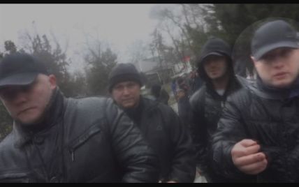 В Симферополе "титушки" разбили журналисту камеру на глазах у милиции (видео)