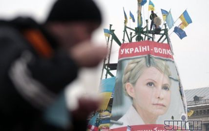Евромайдановцы жалуются, что неизвестные пытались снять с елки портрет Тимошенко