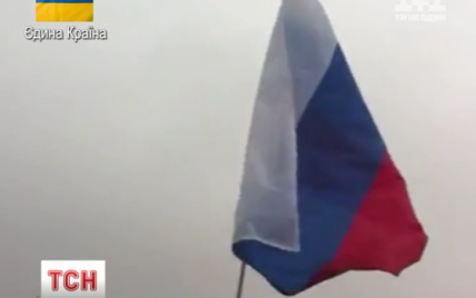 Невідомі молодики самовільно встановили прапор Росії у Луганську